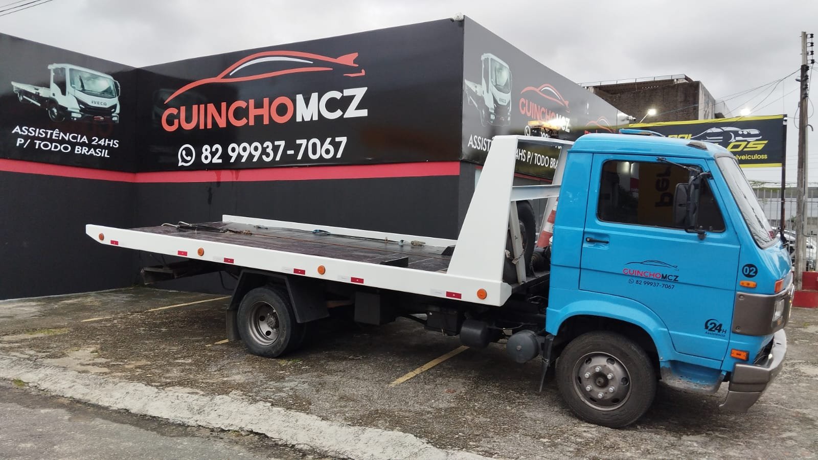Plataforma de guincho transportando carro